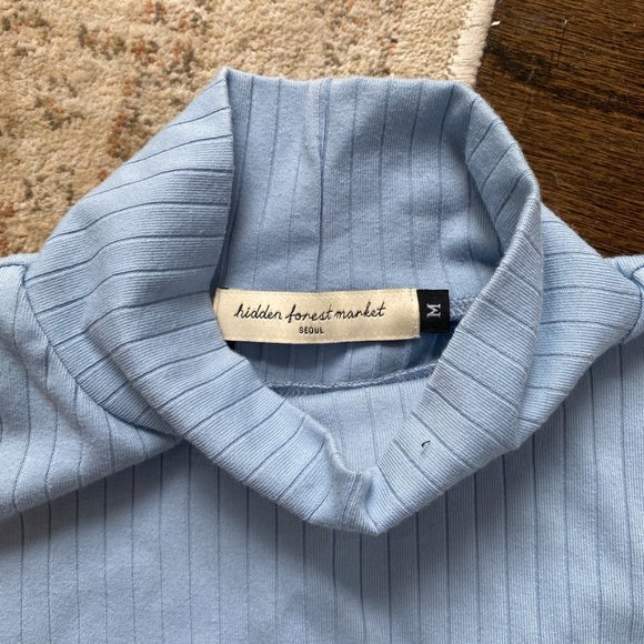 Barely worn light blue ribbed turtleneck - Picture 2 of 2